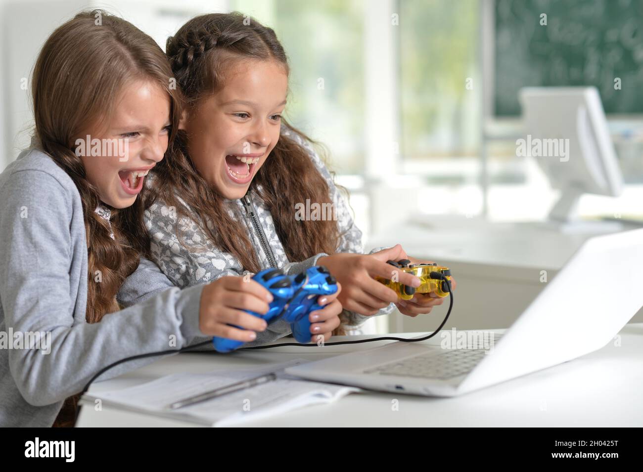 Deux jolies filles mentant jouer à un jeu vidéo Photo Stock Alamy