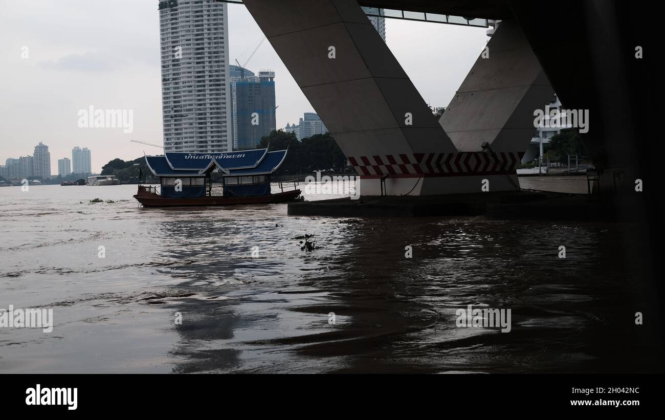 Le pont de Taksin Khlong San Thonburi District le long de la rivière Chao Phraya Bangkok Thaïlande Banque D'Images