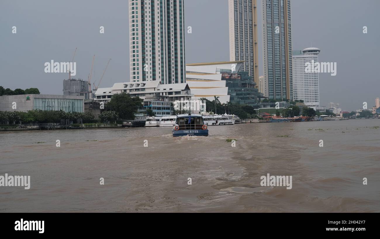 Magnolias Waterfront Residences Iconcierge Khlong San Thonburi District le long de la rivière Chao Phraya Bangkok Thaïlande Banque D'Images