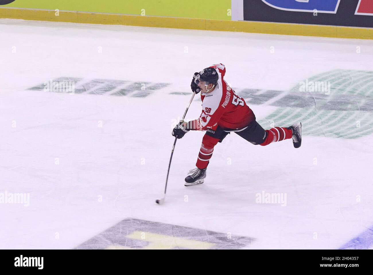 KIEV, UKRAINE - 6 OCTOBRE 2021: Match de la Ligue de hockey des champions HC Donbass v KAC Klagenfurt.Pylyp Pangelov-Yuldashev (HC Donbass) en action Banque D'Images