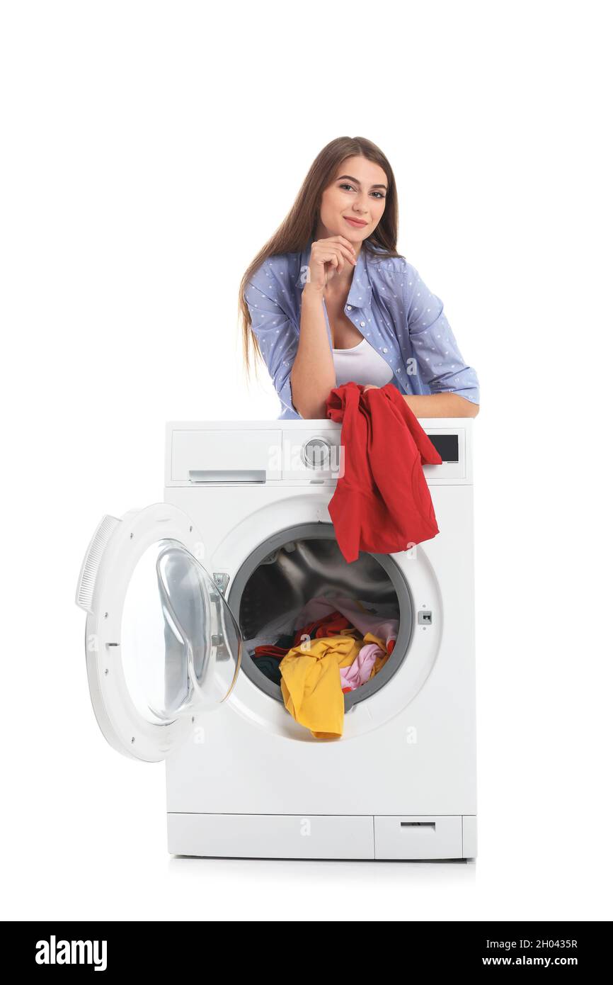 Une jeune femme charge le lave-linge avec du linge sale sur fond blanc  Photo Stock - Alamy