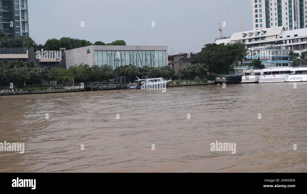 The River Condos Office Khlong San Thonburi District le long de la rivière Chao Phraya Bangkok Thaïlande Banque D'Images