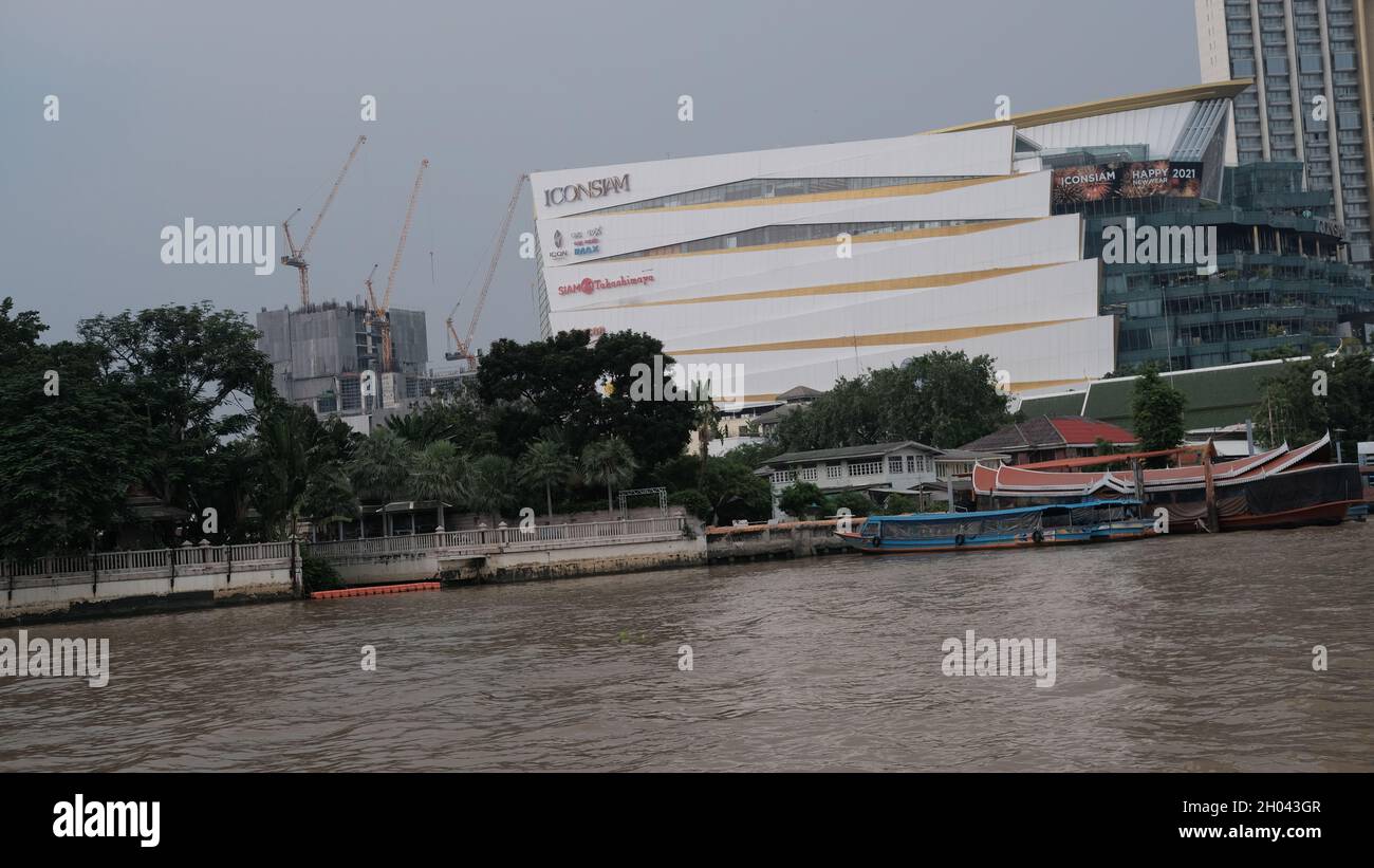 Ferry Boat Pier Thonburi District le long de la rivière Chao Phraya Bangkok Thaïlande Banque D'Images