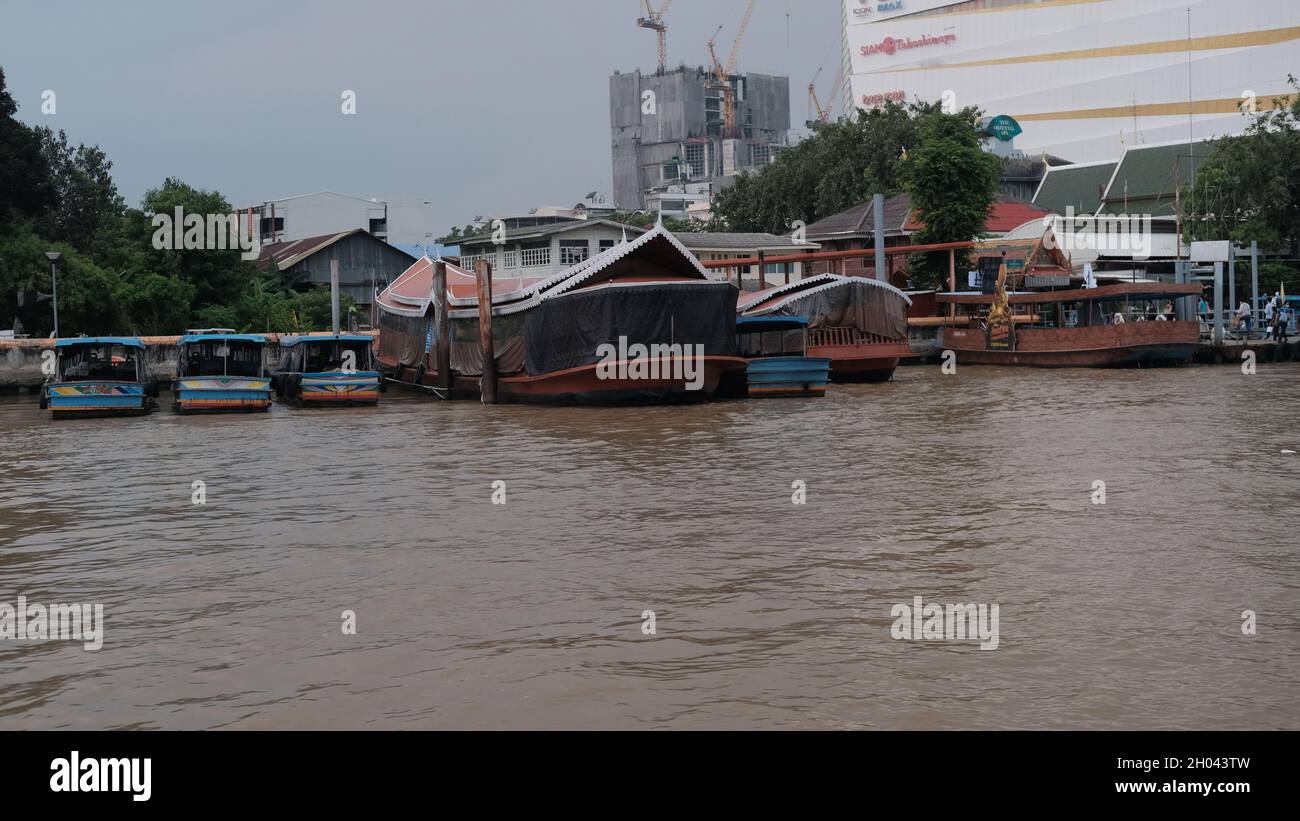 Ferry Boat Pier Wat suan plu -Dumex Pier Thonburi District le long de la rivière Chao Phraya Bangkok Thaïlande Banque D'Images