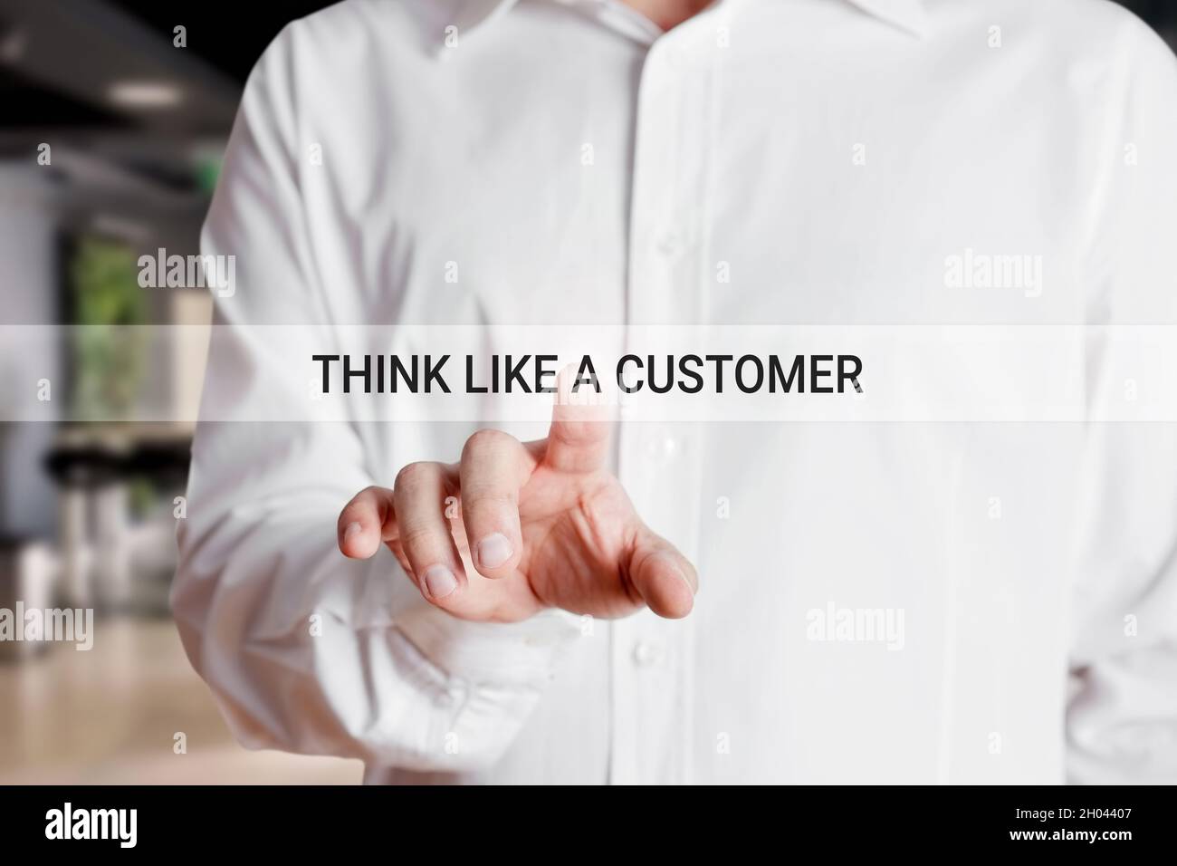 Les presses à main d'homme d'affaires ressemblent à un client sur un écran tactile virtuel. Banque D'Images