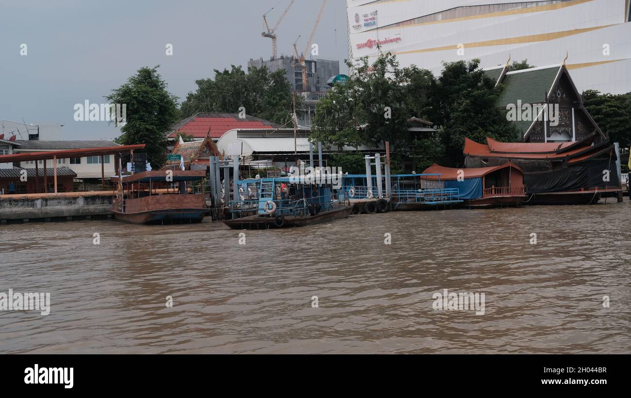 Ferry Boat Pier Wat suan plu -Dumex Pier Thonburi District le long de la rivière Chao Phraya Bangkok Thaïlande Banque D'Images