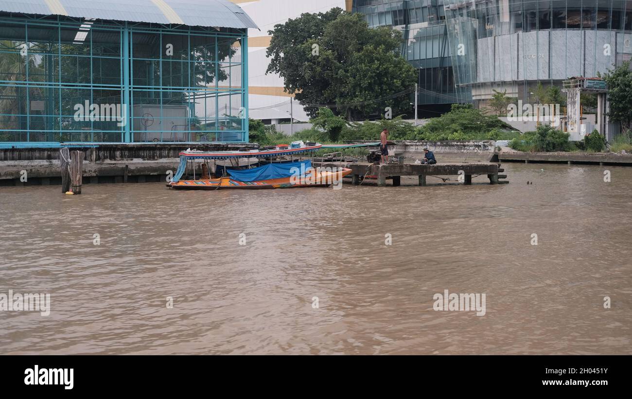 District de Khlong San Thonburi le long de la rivière Chao Phraya Bangkok Thaïlande Banque D'Images