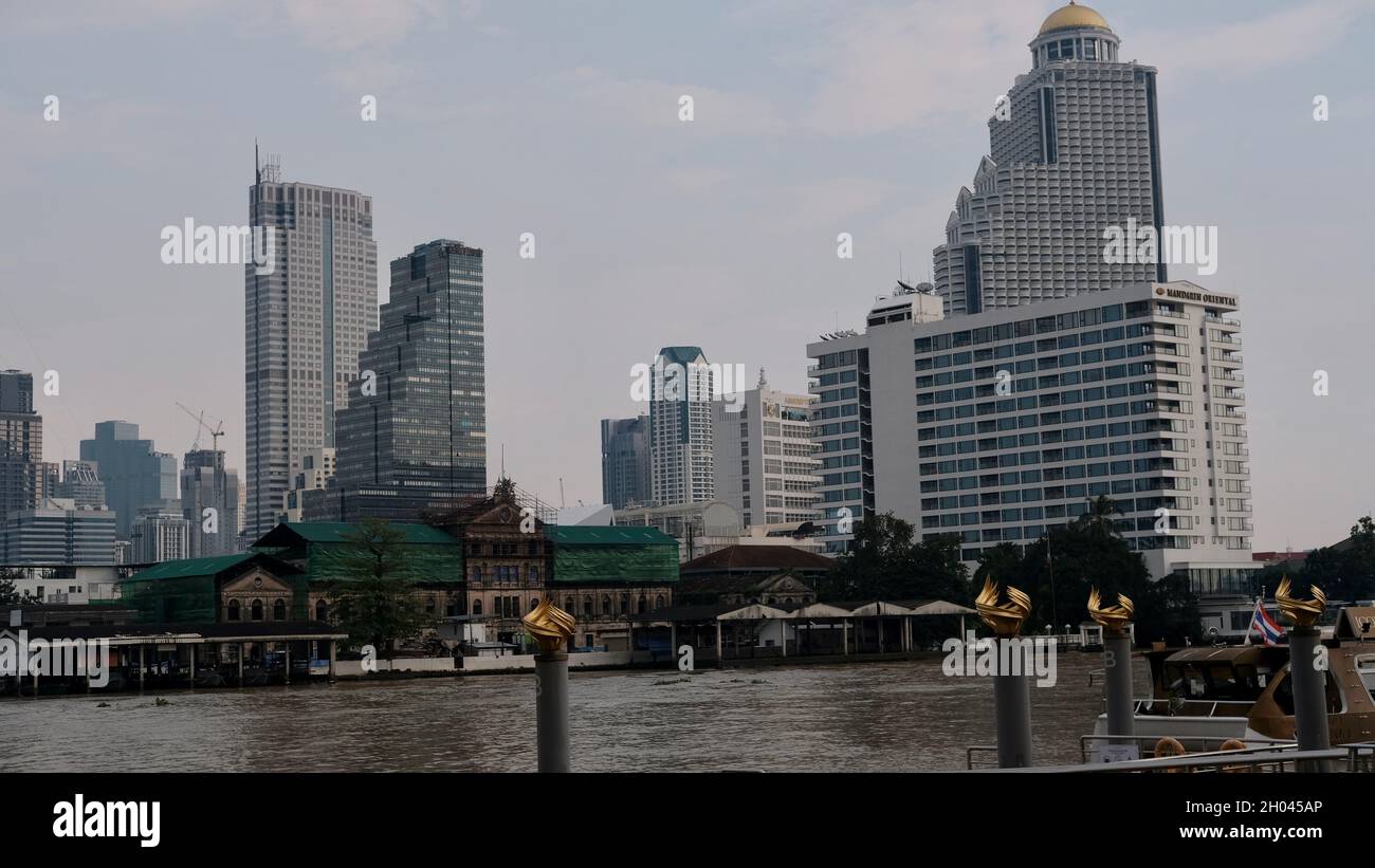 Tour d'État Skyline de Bangkok avec l'hôtel Mandarin Oriental en face, le long du fleuve Chao Phraya, Bangkok Thaïlande Banque D'Images