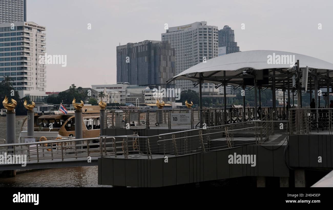 Quai à Iconcierge Khlong quartier San Thonburi le long de la rivière Chao Phraya Bangkok Thaïlande Banque D'Images