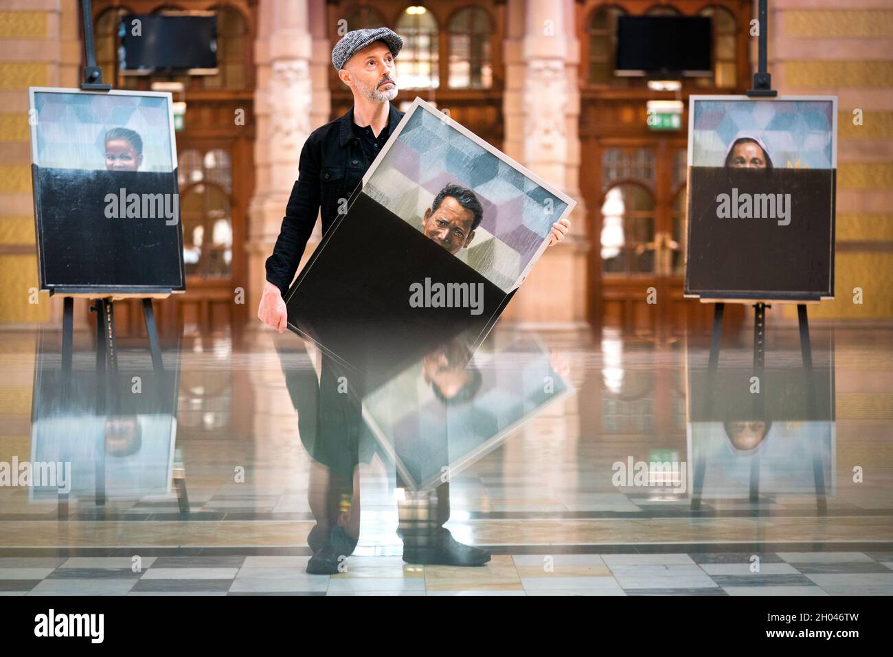 Des portraits recouverts de peinture noire sont dévoilés à la Kelvingrove Art Gallery and Museum de Glasgow, en signe de protestation devant Cop26.Les trois tableaux représentent des vies dévastées par la crise climatique dans les pays du monde entier et ont été peints par l'artiste basé à Glasgow Iain Campbell (photo), qui a été commandé par Christian Aid, Islamic relief UK et Tearfund.Date de la photo: Lundi 11 octobre 2021. Banque D'Images