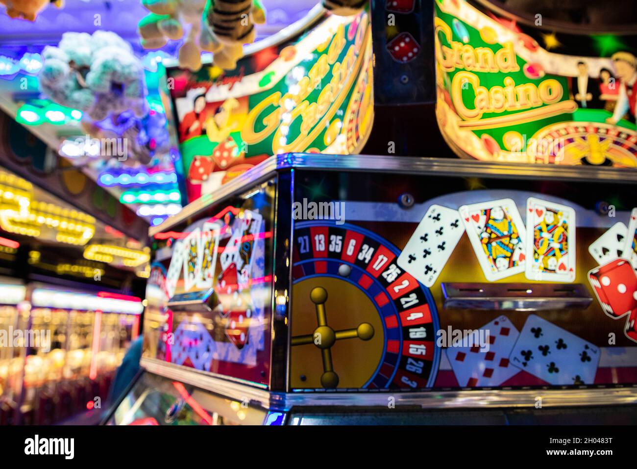 Machine à pièces de monnaie équipée d'un jeu de cartes Banque D'Images