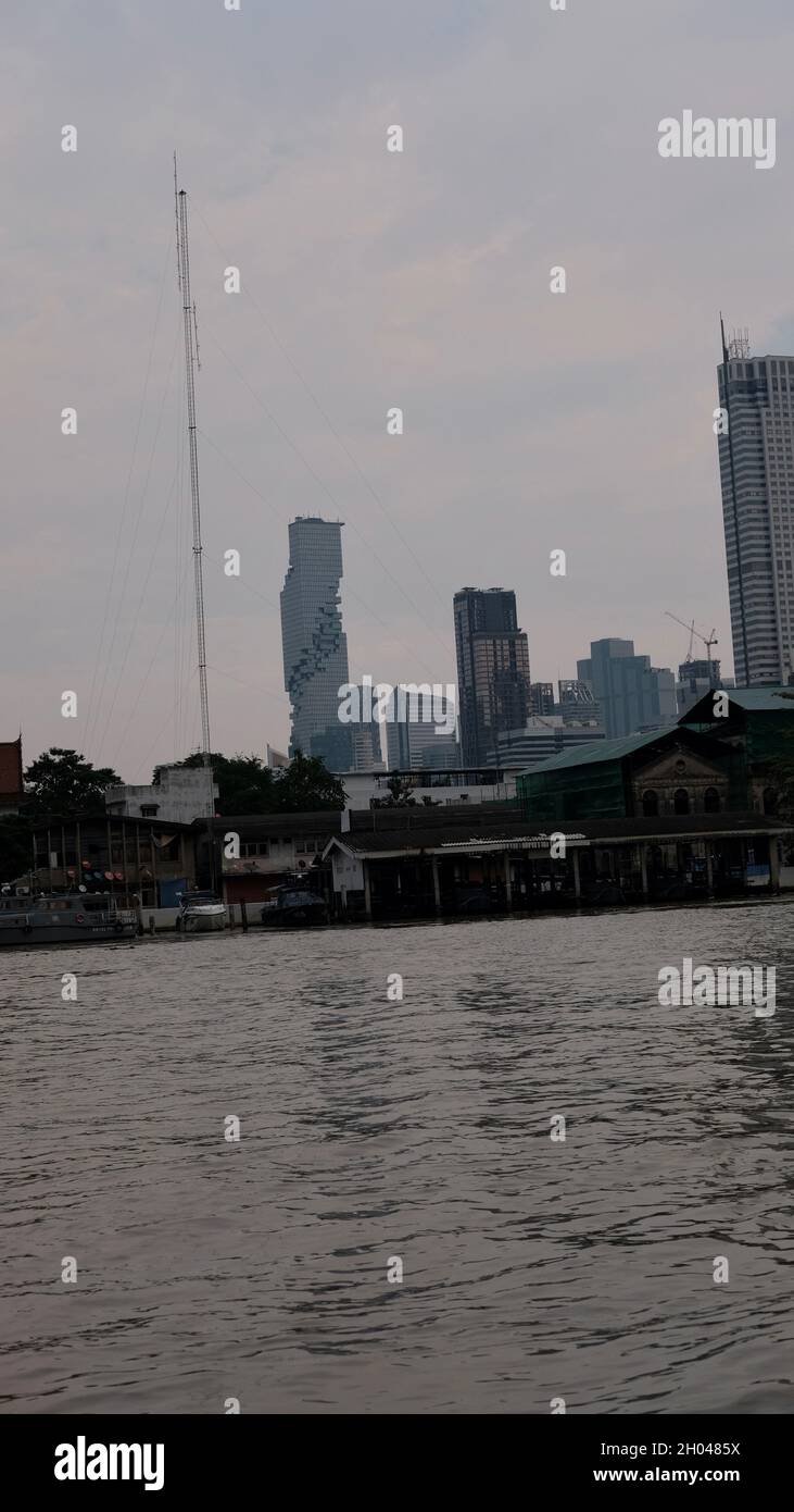 Tour d'état en arrière-plan avec Mandarin Oriental en face le long de la rivière Chao Phraya Bangkok Thaïlande Banque D'Images