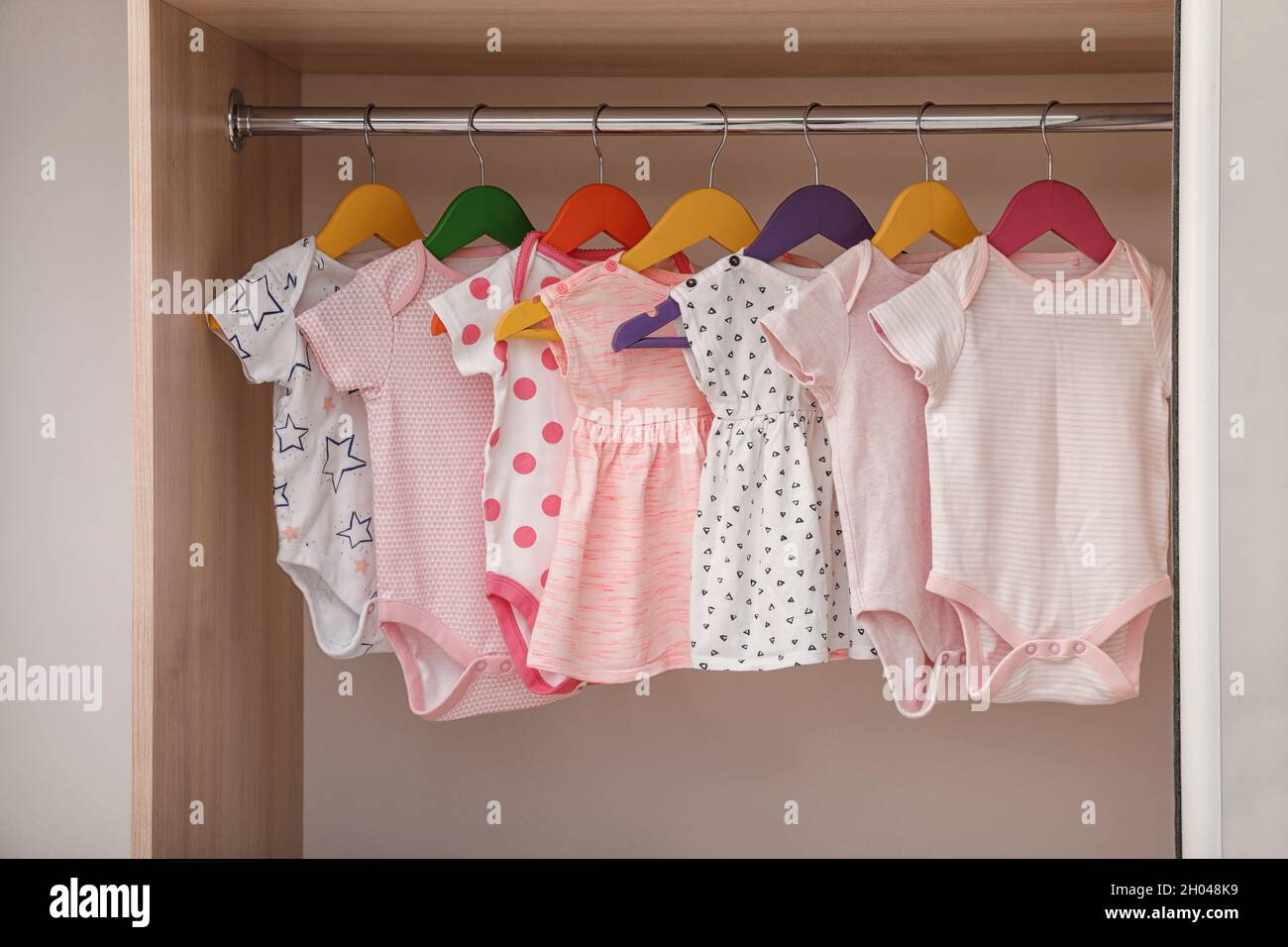 Cintres Avec Vetements Pour Bebes Sur Le Porte Vetements Dans L Armoire Photo Stock Alamy