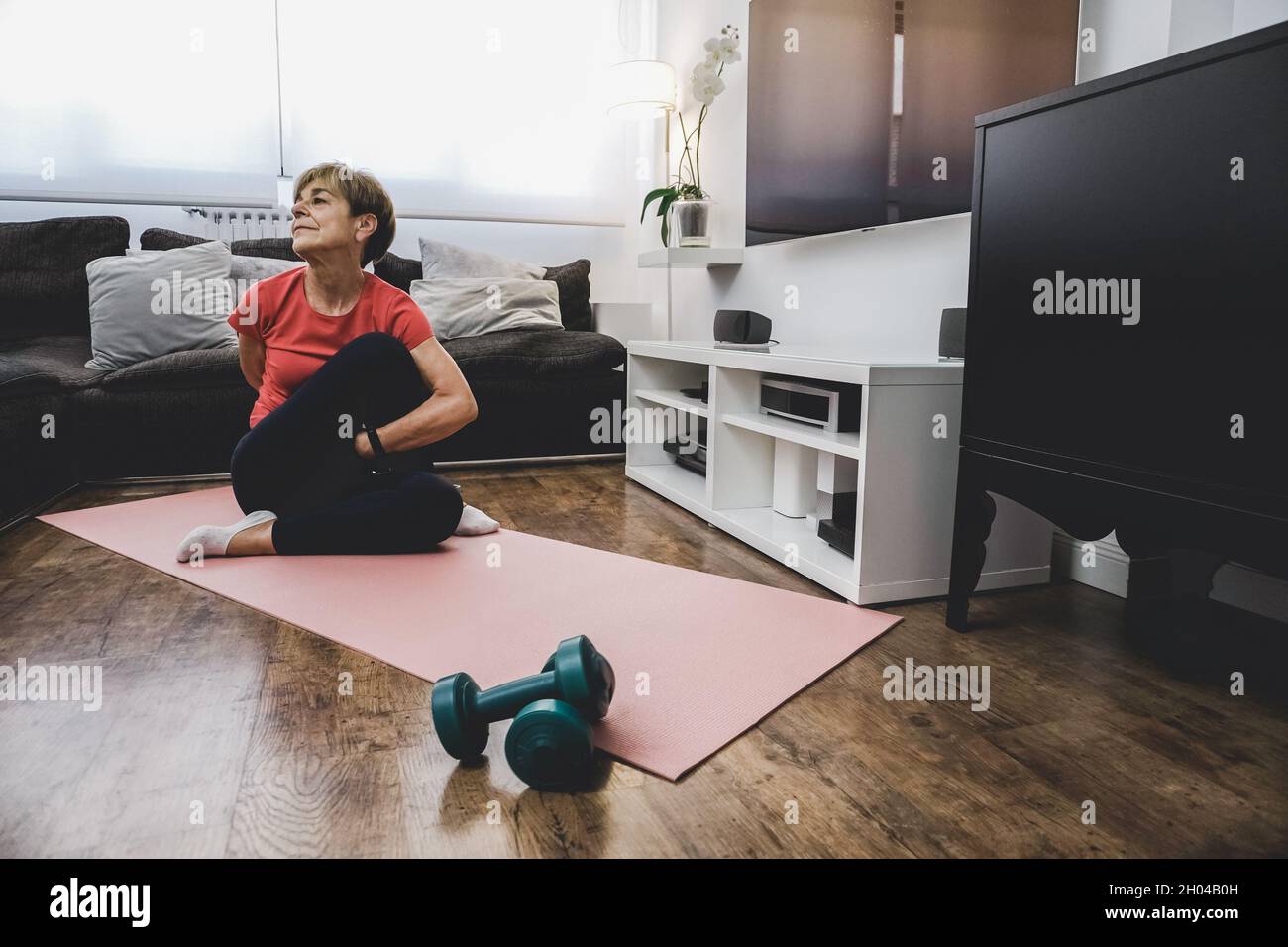Femme senior faisant le sport cours de yoga à la maison - âge concept de mode de vie sain - attention douce sur le visage Banque D'Images