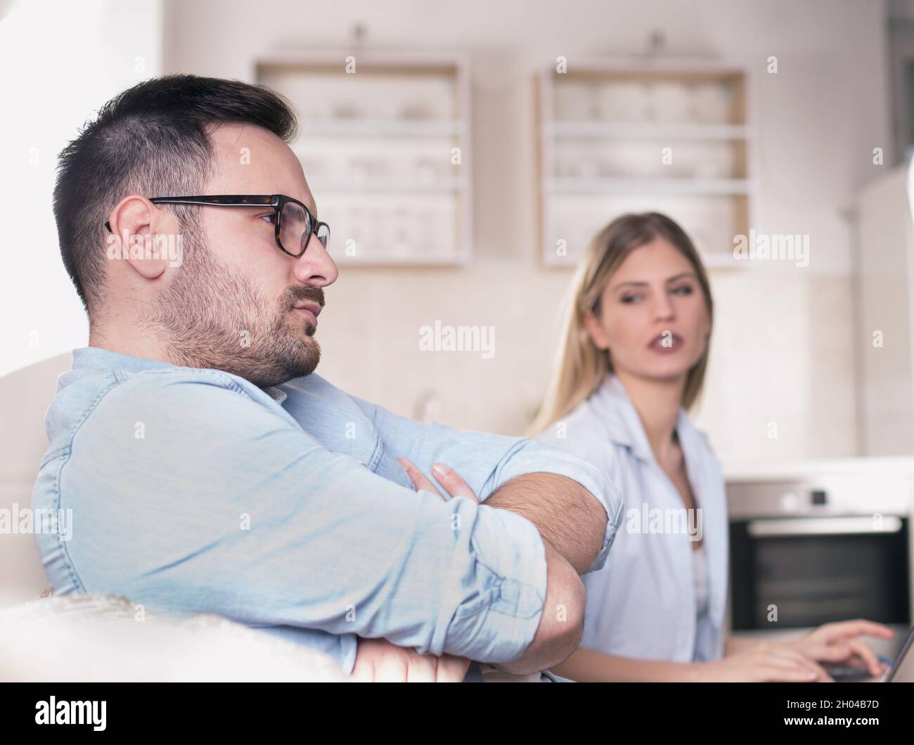 Jeune couple ayant des problèmes dans la relation, arguant et se sentant triste.Salon avec canapé Banque D'Images