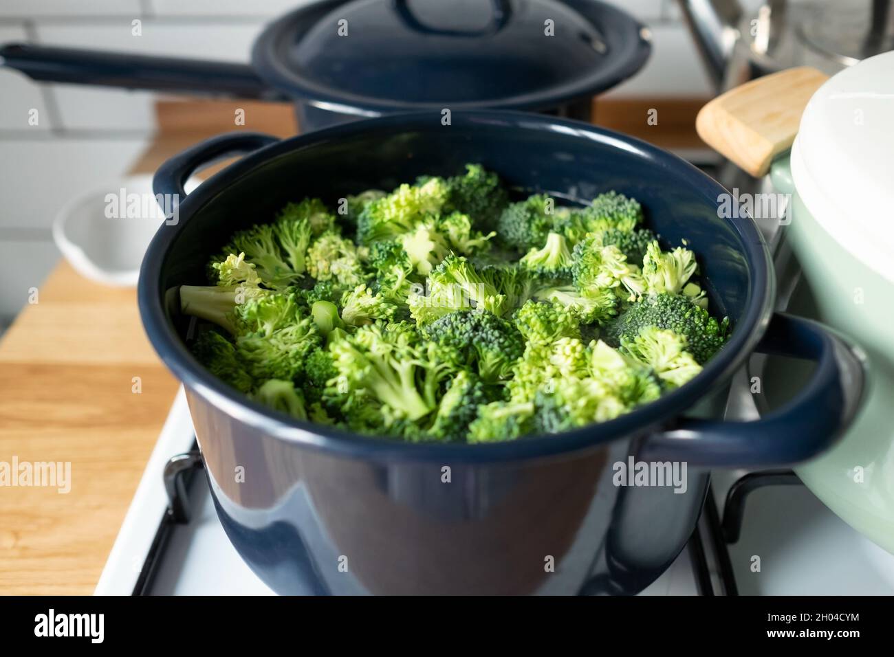 Brocoli vert frais bouilli prêt pour la salade verte Banque D'Images