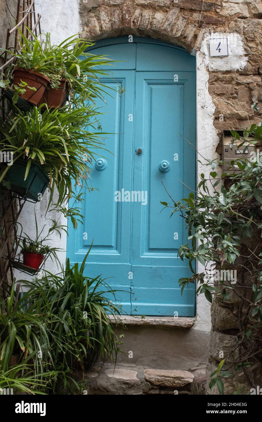 Une porte d'entrée voûtée turquoise en Italie Photo Stock - Alamy