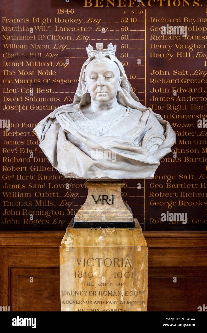 Buste de la reine Victoria par Edward Onslow Ford à l'intérieur du Grand Hall de l'aile nord de l'hôpital St Bartholomew, Londres, Royaume-Uni Banque D'Images