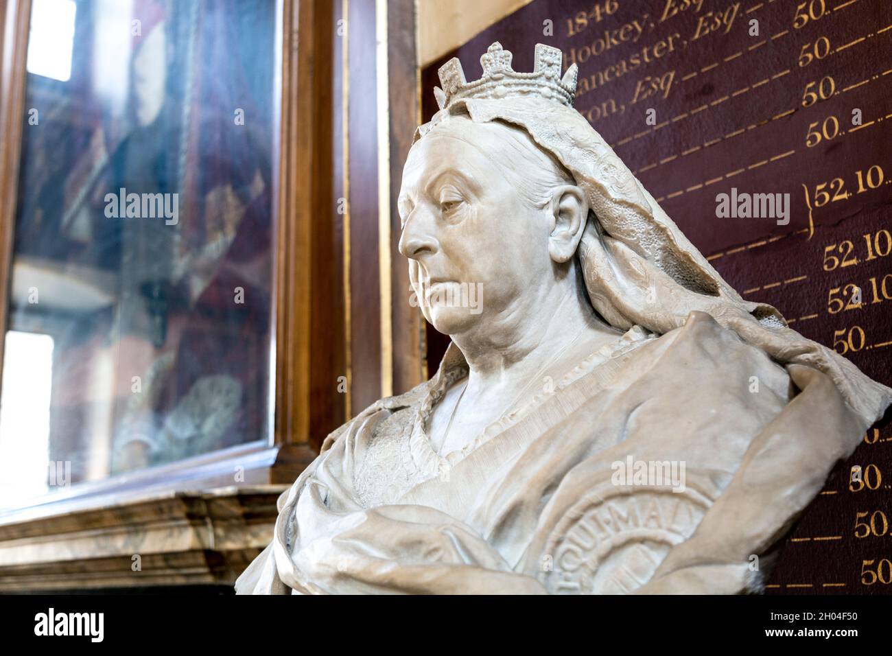 Buste de la reine Victoria par Edward Onslow Ford à l'intérieur du Grand Hall de l'aile nord de l'hôpital St Bartholomew, Londres, Royaume-Uni Banque D'Images