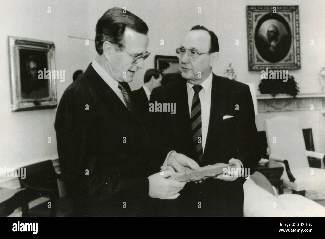 Le président américain George Bush (à gauche) et le ministre allemand des Affaires étrangères Hans Dietrich Genscher, 1989 Banque D'Images
