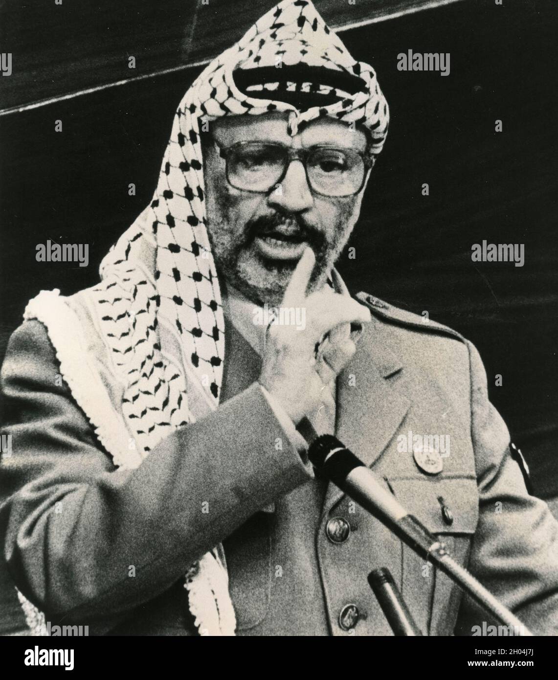 Un homme politique palestinien et le président de l'OLP Yasser Arafat lors d'un rassemblement dans les années 1980 Banque D'Images