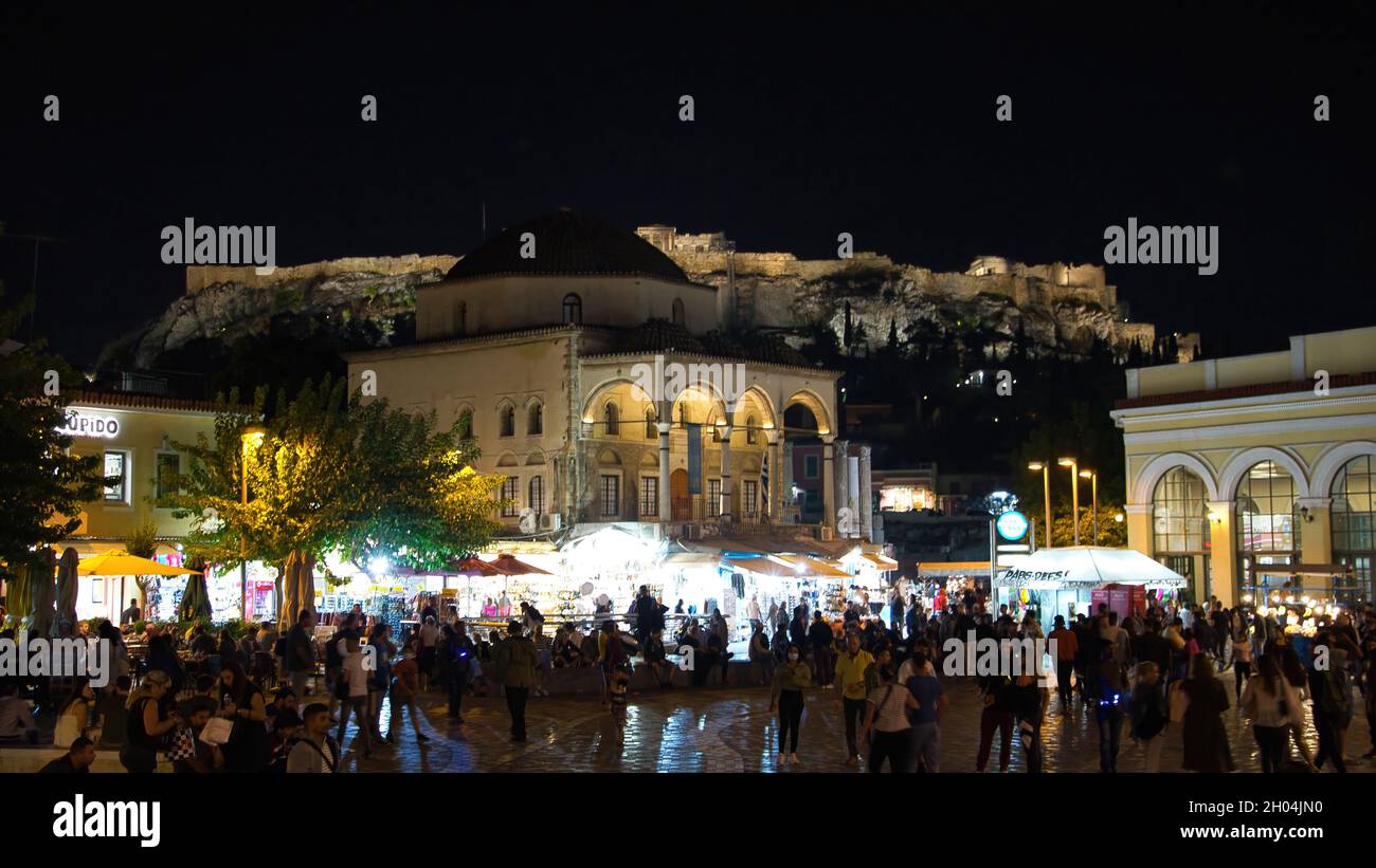 ATHÈNES, GRÈCE - 10 septembre 2021 : Grèce, Athènes, vue nocturne du petit monastère ou de la place Monastiraki dans le centre historique d'Athènes avec Acropo Banque D'Images