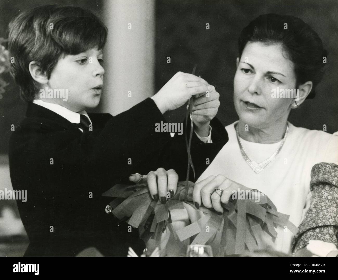 La reine Silvia de Suède et le prince Carl Philip préparent les décorations de Noël, 1988 Banque D'Images