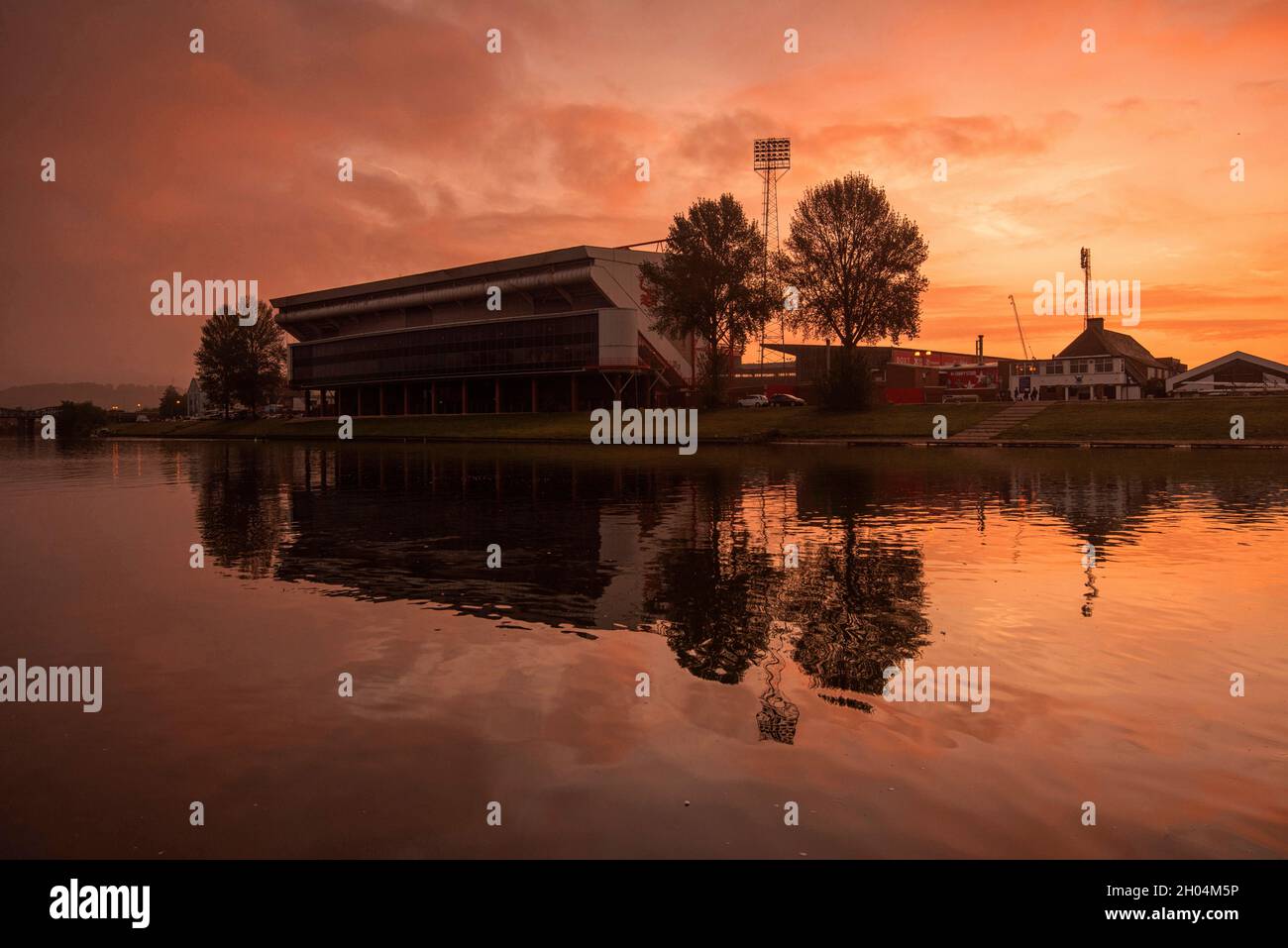 Lever du soleil sur le club de football de Nottingham Forest, dans le Nottinghamshire, Angleterre, Royaume-Uni Banque D'Images