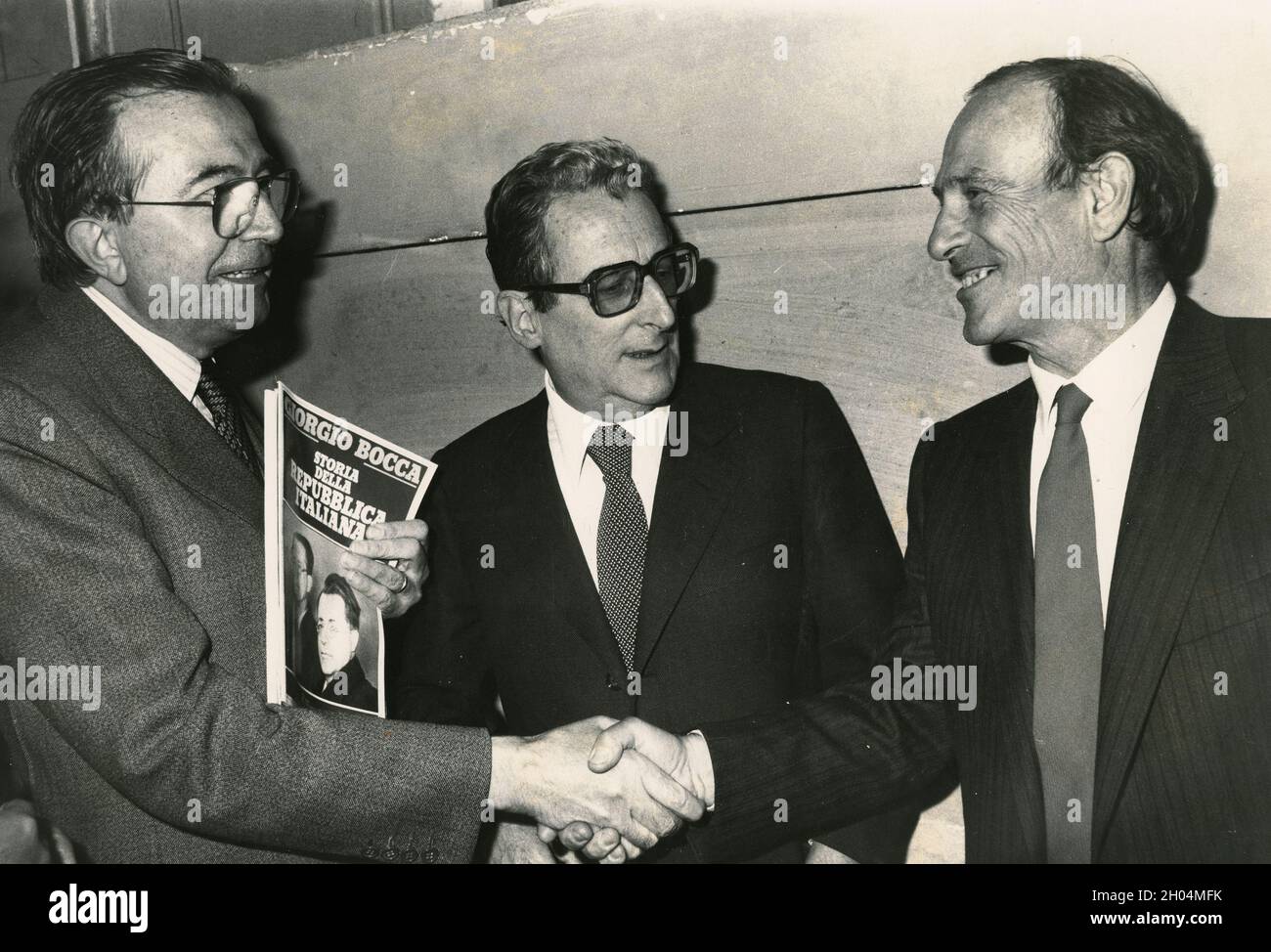 L'écrivain et journaliste italien Giorgio Bocca (à droite) avec les politiciens Giulio Andreotti (à gauche) et Edoardo Perna, années 1970 Banque D'Images