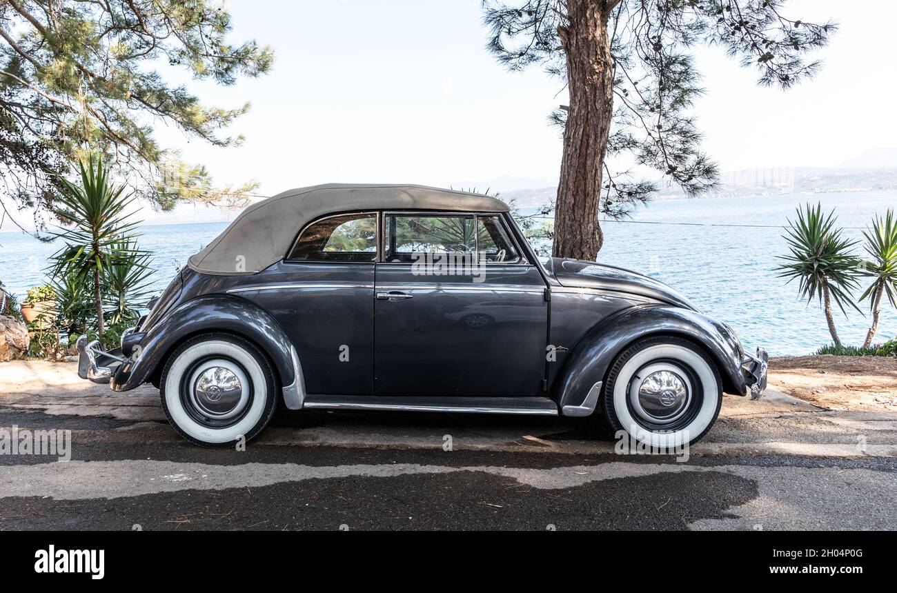 Une voiture classique convertible VW Beetle en Grèce Banque D'Images