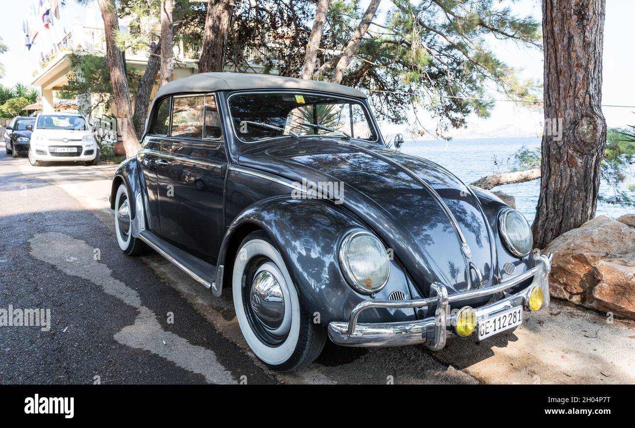 Une voiture classique convertible VW Beetle en Grèce Banque D'Images