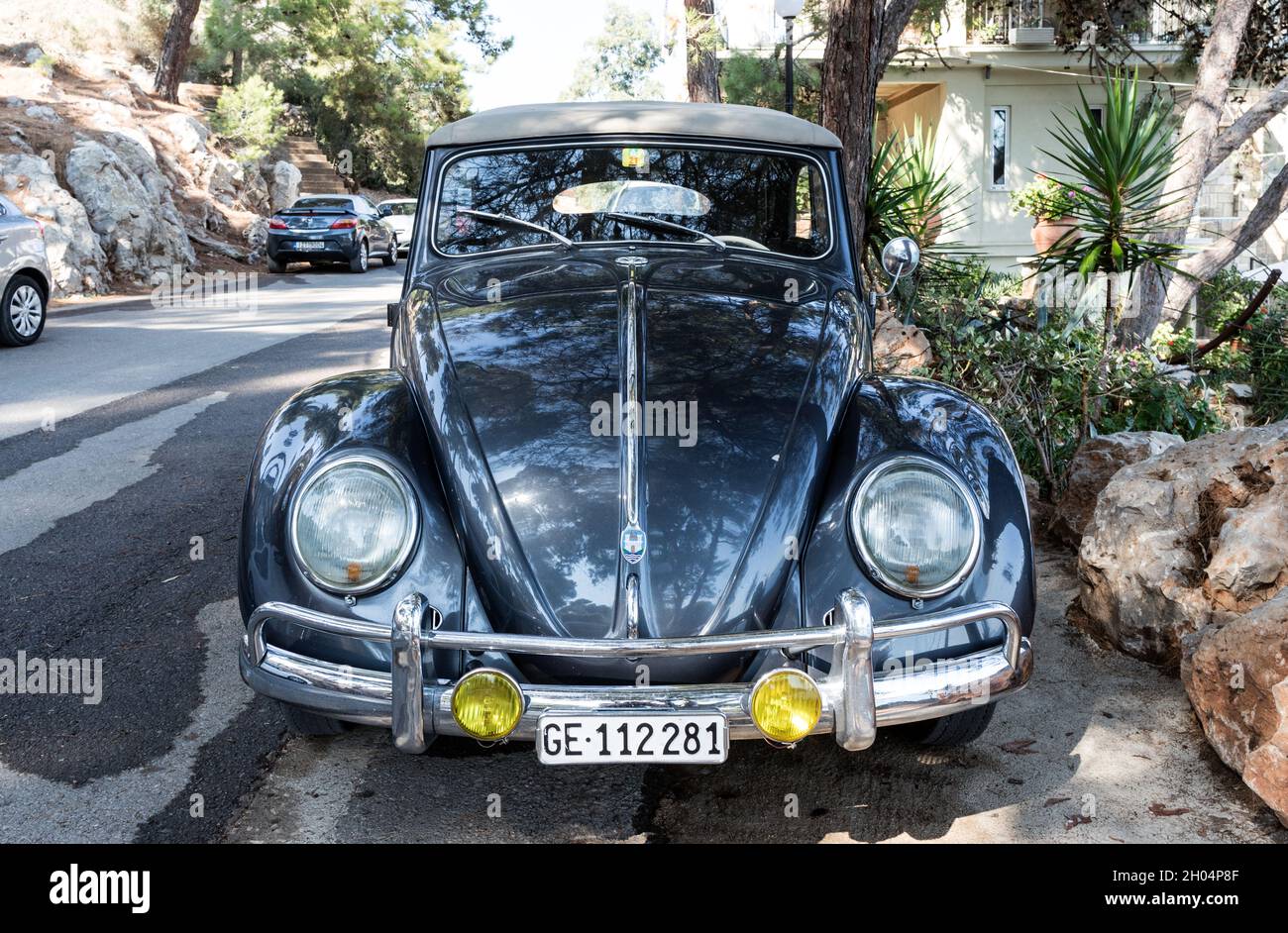Une voiture classique convertible VW Beetle en Grèce Banque D'Images