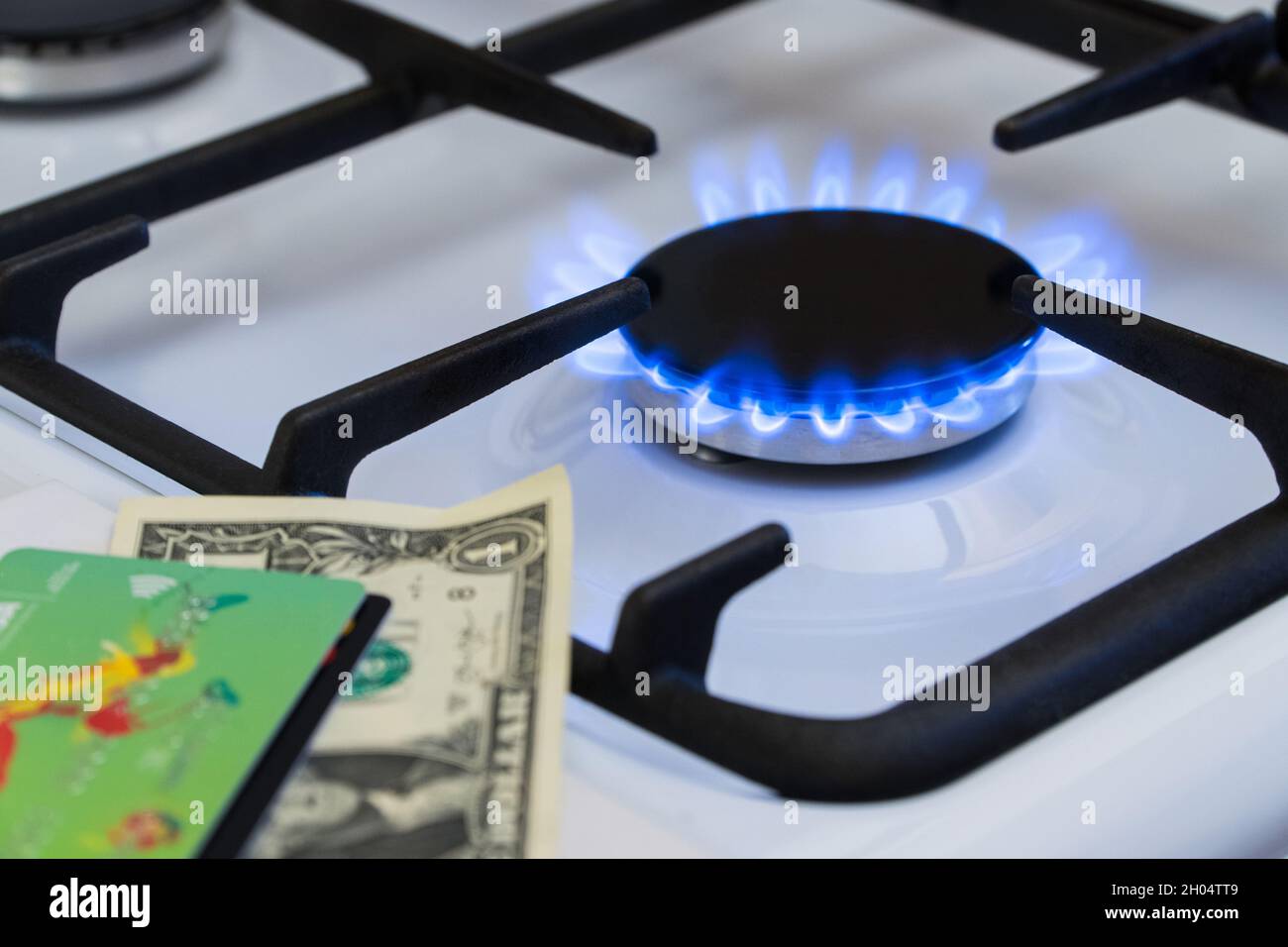 Pénurie et crise du gaz.Argent sur le fond d'un poêle à gaz en feu Banque D'Images