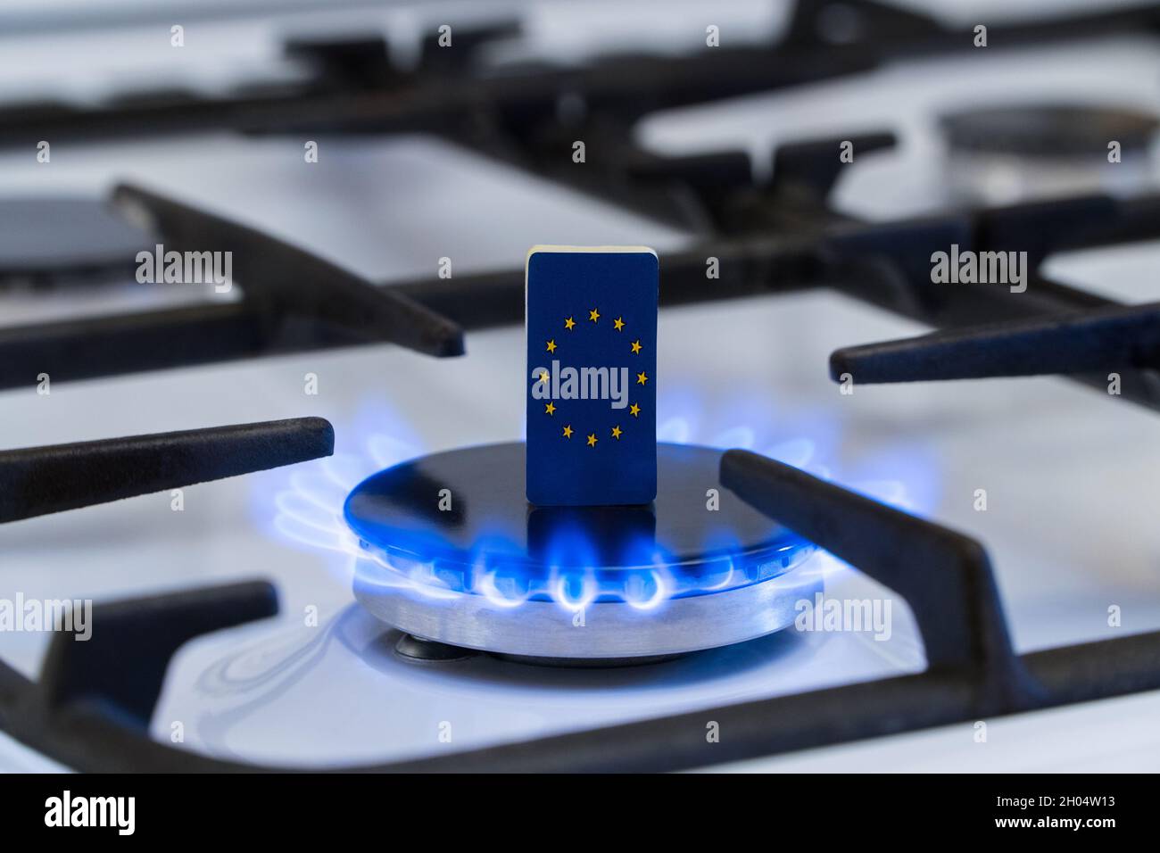 Pénurie et crise du gaz.Drapeau de l'Union européenne sur un poêle à gaz en feu Banque D'Images