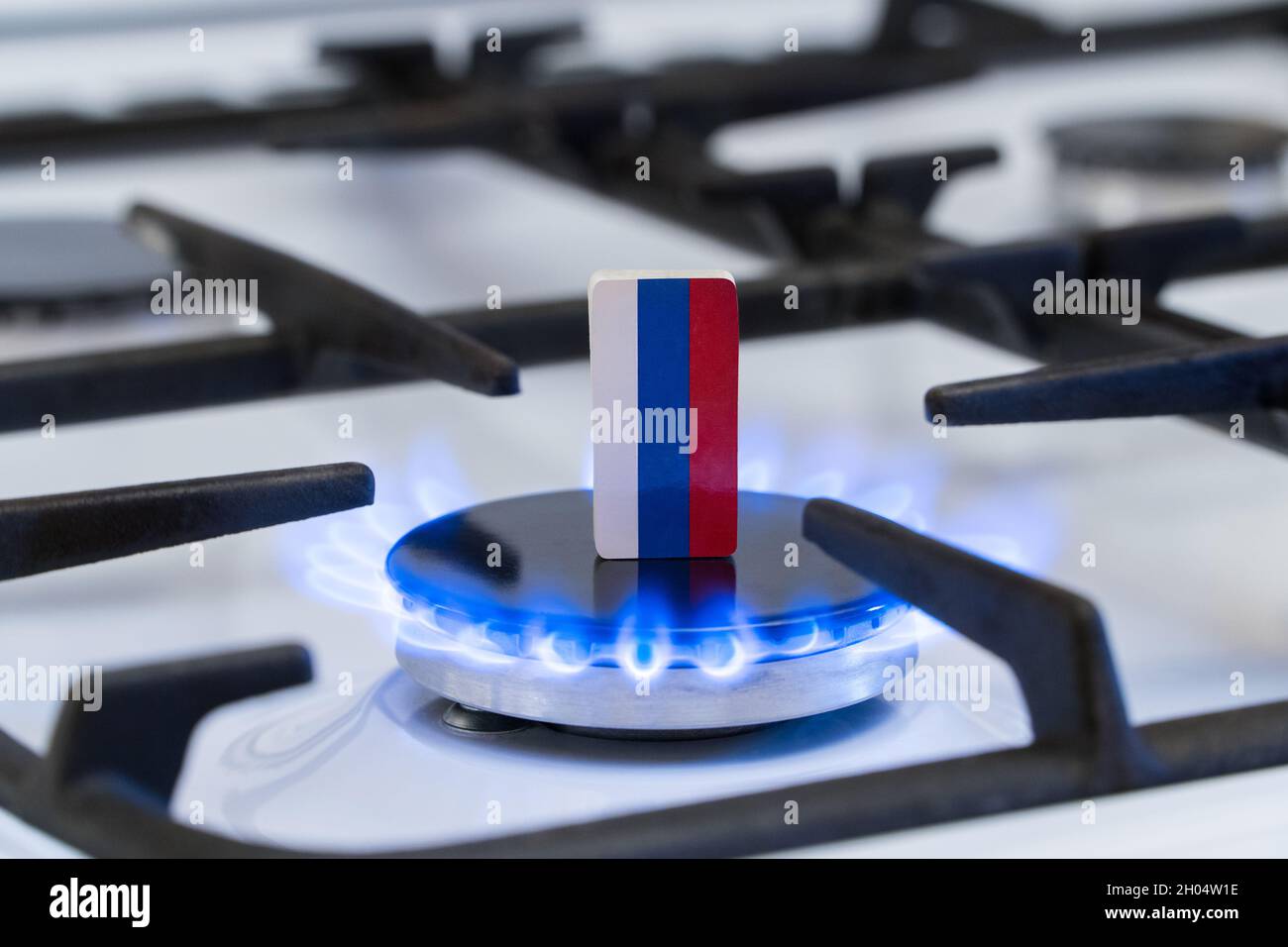 Pénurie et crise du gaz.Drapeau du russe sur un poêle à gaz en feu Banque D'Images