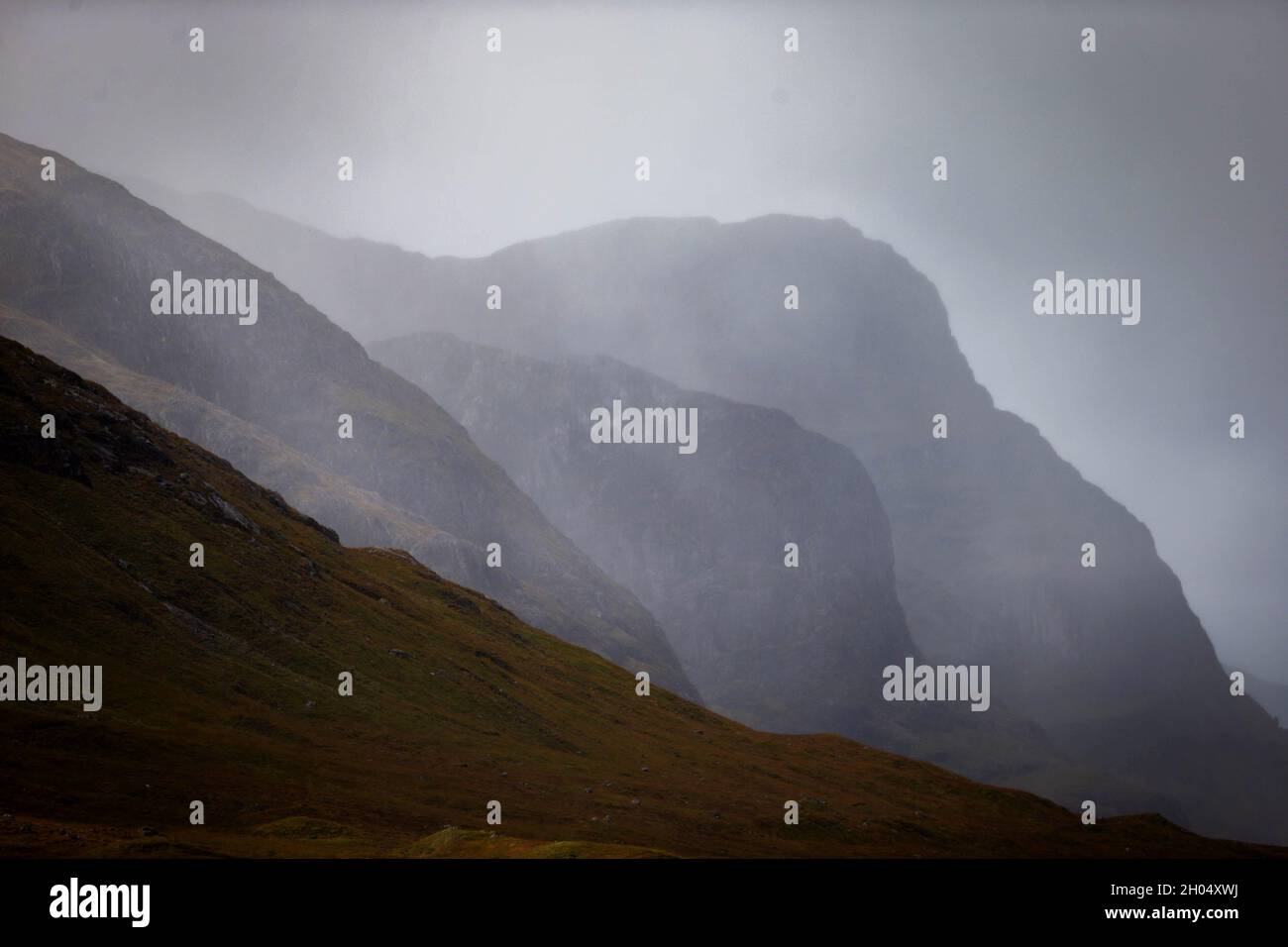 Le temps sauvage d'automne comme une douche de pluie passe à travers la vallée de Glencoe Banque D'Images