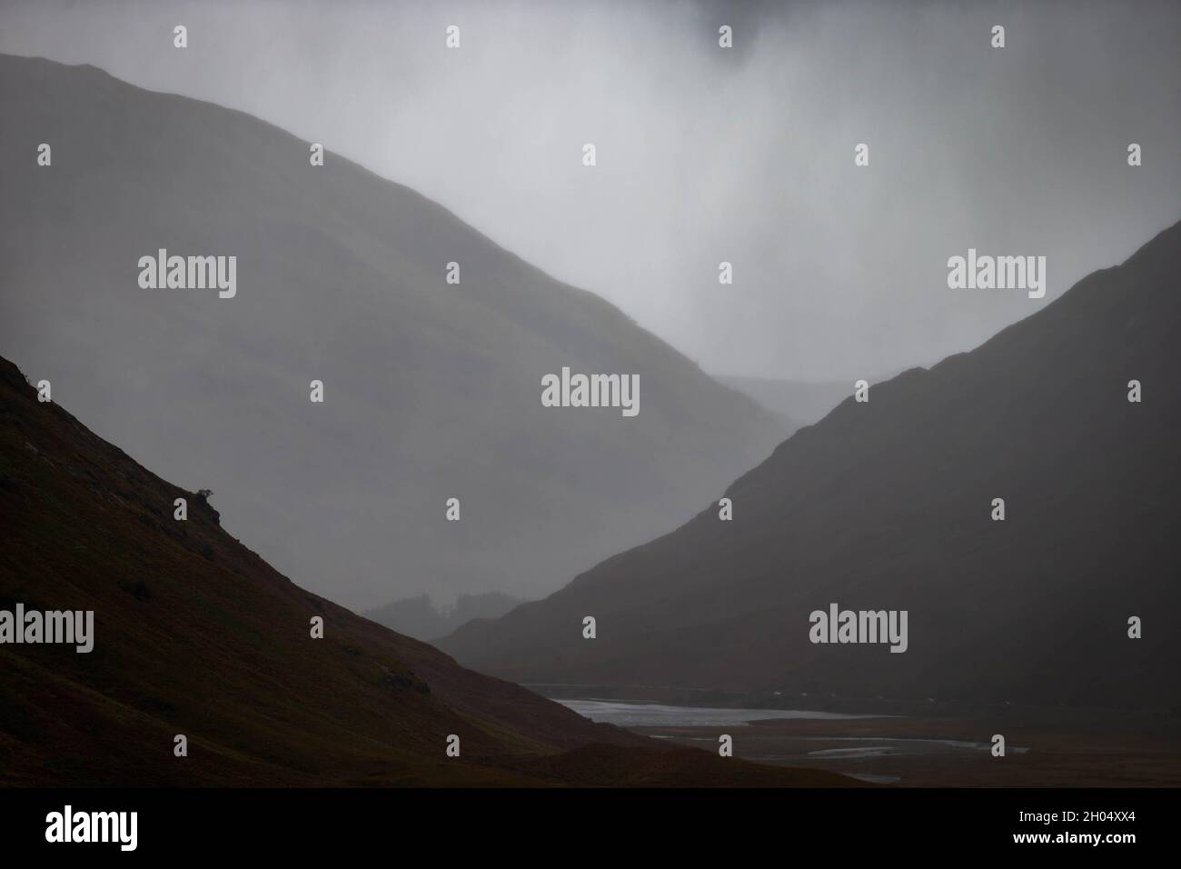 Le temps sauvage d'automne comme une douche de pluie passe à travers la vallée de Glencoe Banque D'Images