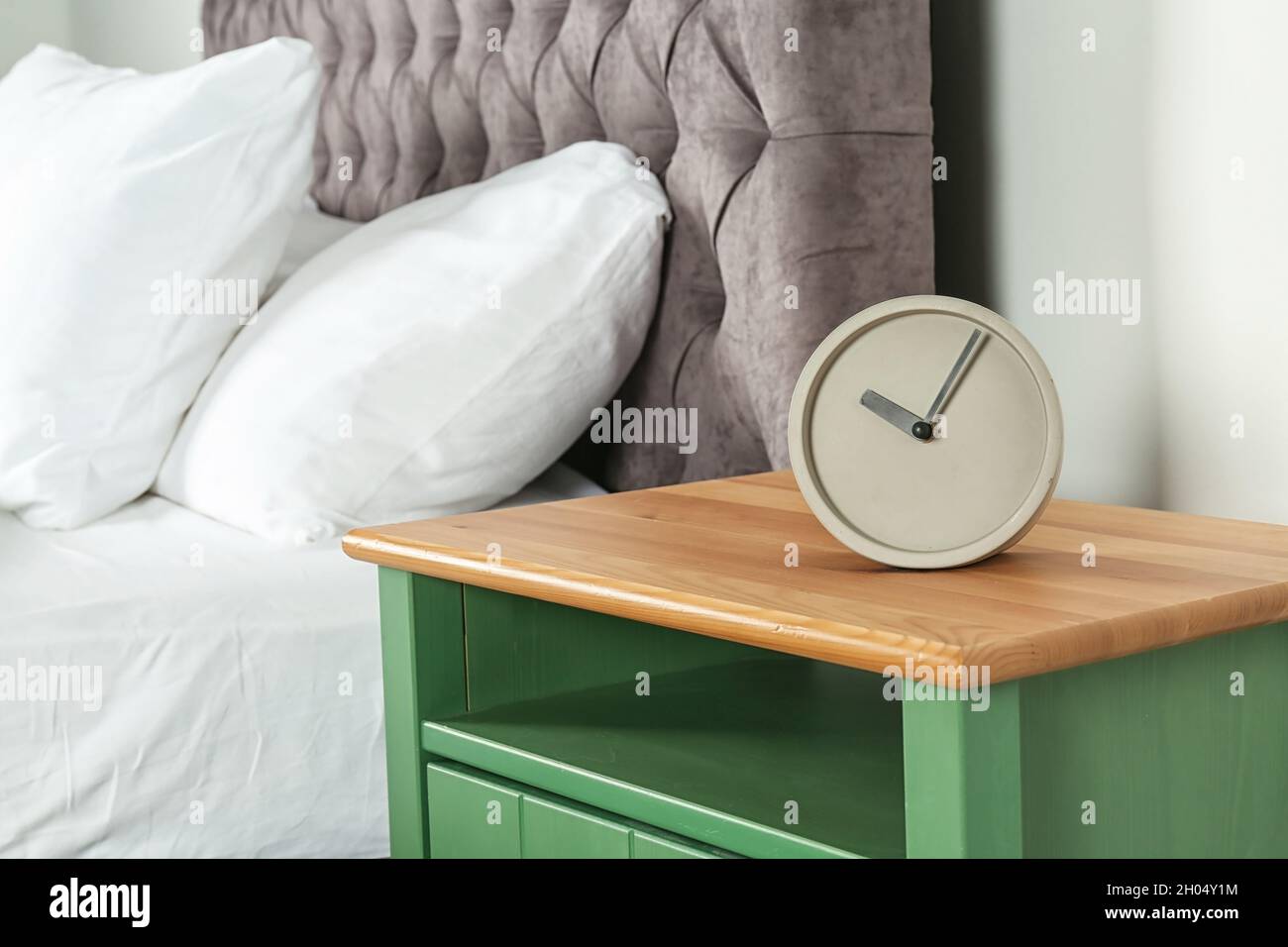 Réveil sur la table de nuit dans la chambre, espace pour le texte.Gestion  du temps Photo Stock - Alamy