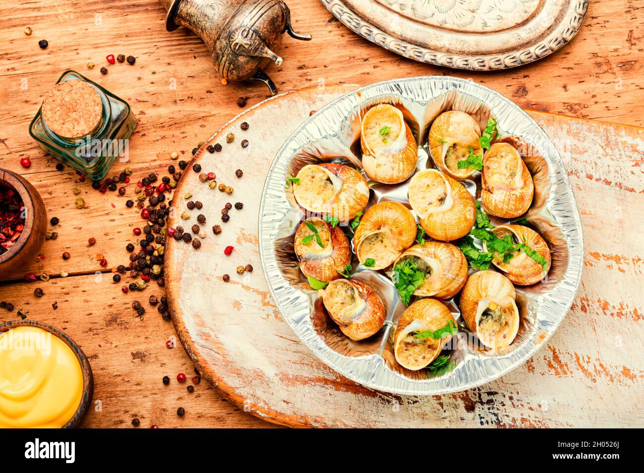 Escargots comestibles farcis au beurre vert, cuisine française. Banque D'Images