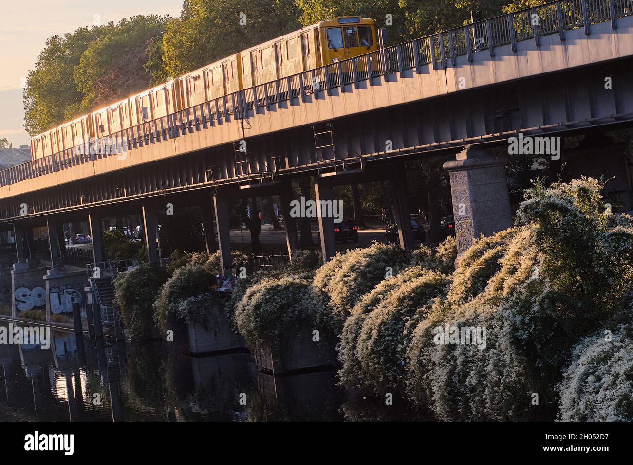 10 octobre 2021, Berlin: Un train souterrain de la Berliner Verkehrsbetriebe (BVG) longe la voie surélevée au-dessus de la Landwehrkanal à Hallesches Ufer dans le quartier Kreuzberg de Berlin.Photo: Stefan Jaitner/dpa Banque D'Images