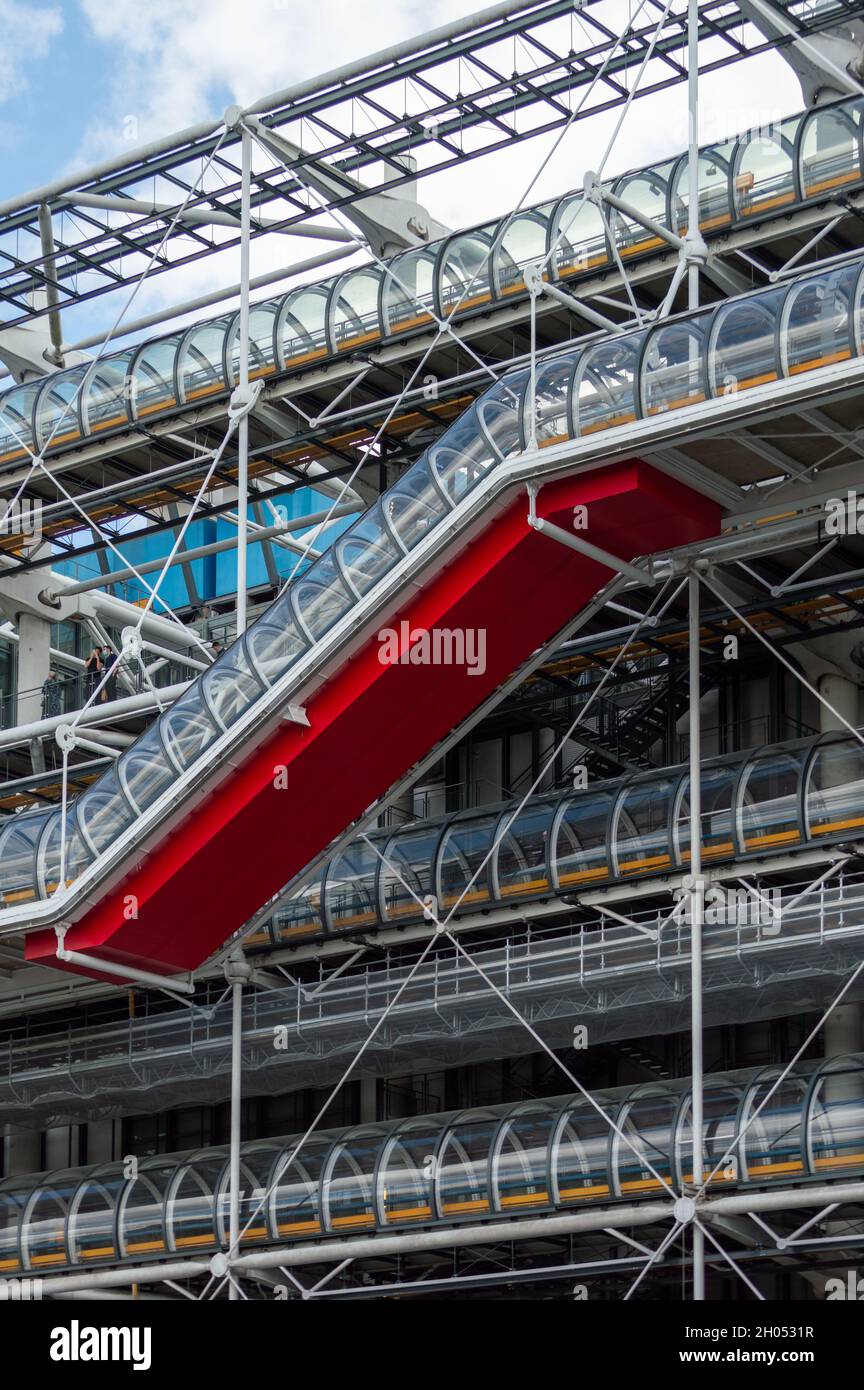 Paris, France, septembre 2021.Détail de la façade du célèbre bâtiment Centre Pompidou avec son esthétique technologique et son escalier rouge Banque D'Images