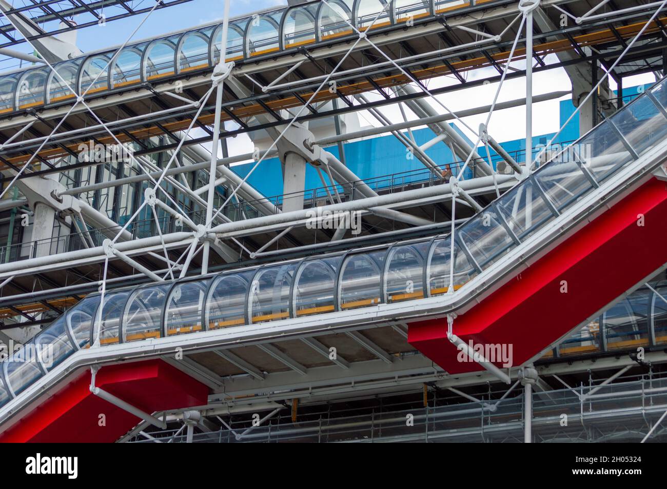 Paris, France, septembre 2021.Détail de la façade du célèbre bâtiment Centre Pompidou avec son esthétique technologique et son escalier rouge Banque D'Images