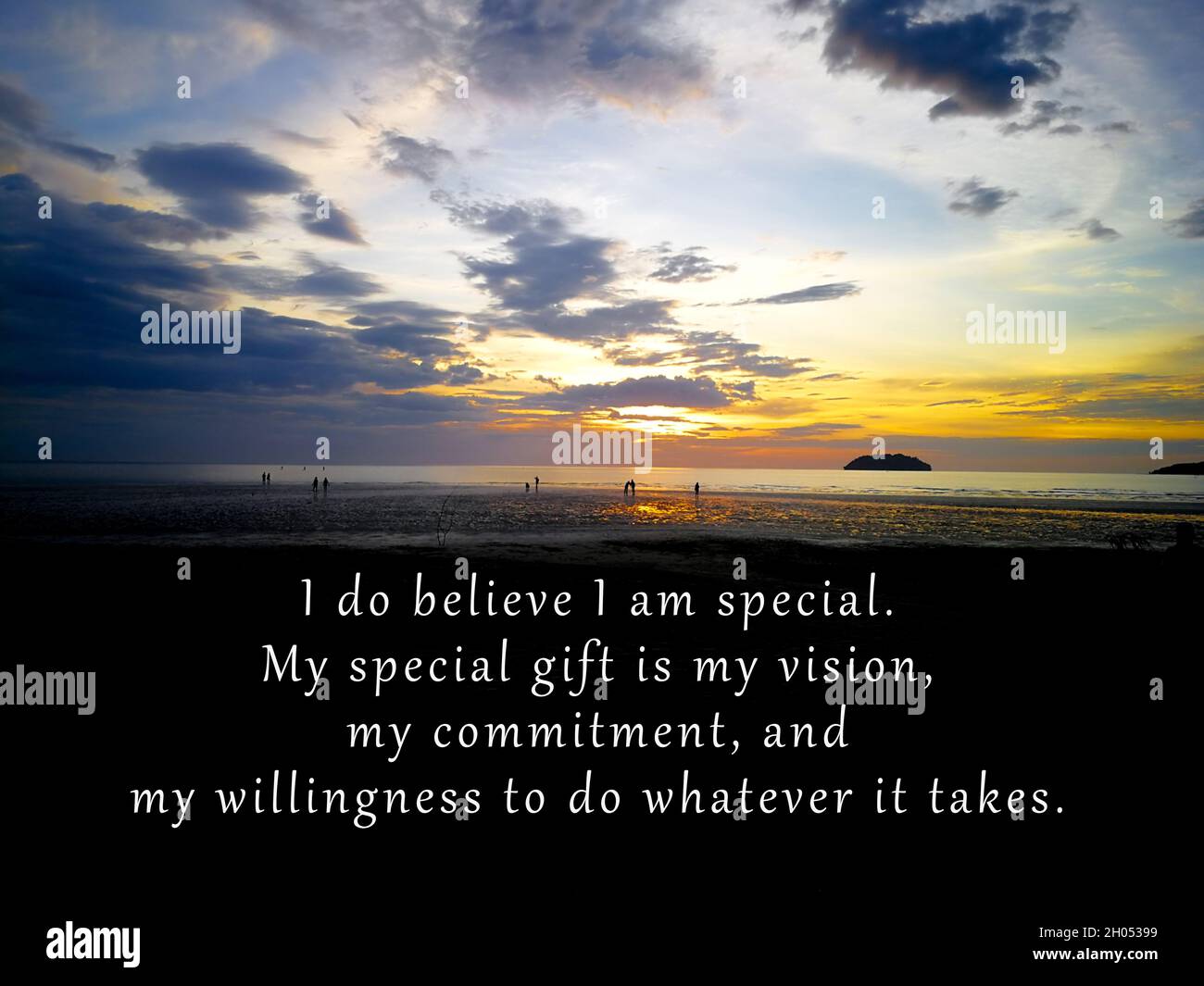 Citation Motivante Et Inspirante Avec Une Phrase Sur Une Image De Coucher De Soleil Floue Photo Stock Alamy