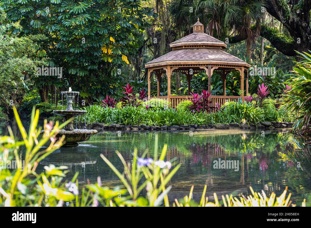 Belvédère en bois pittoresque et étang dans les jardins formels du parc national Washington Oaks Gardens à Palm Coast, Floride.(ÉTATS-UNIS) Banque D'Images