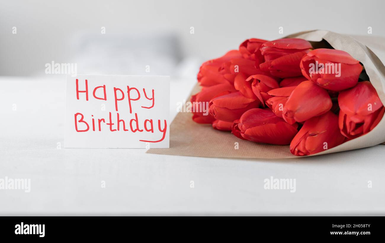 Joyeux Anniversaire Bouquet De Tulipes Rouges Et Carte De Vœux Avec Inscription Manuscrite Happy Birthday Sur Fond Blanc Fleurs Anniversaire De Femme Photo Stock Alamy