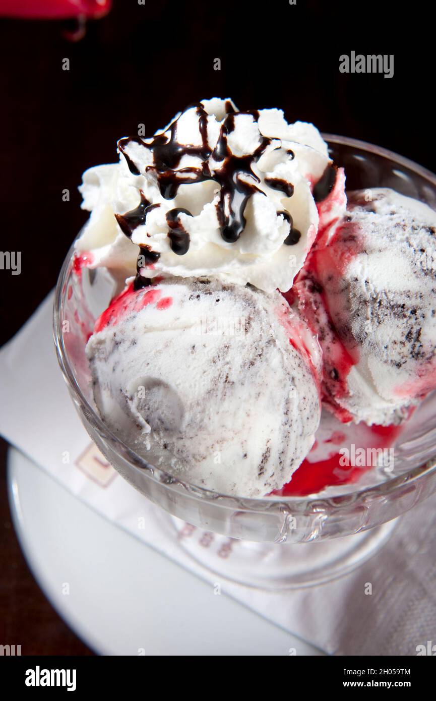 Glace aux pépites de chocolat et crème à la sauce framboise Banque D'Images