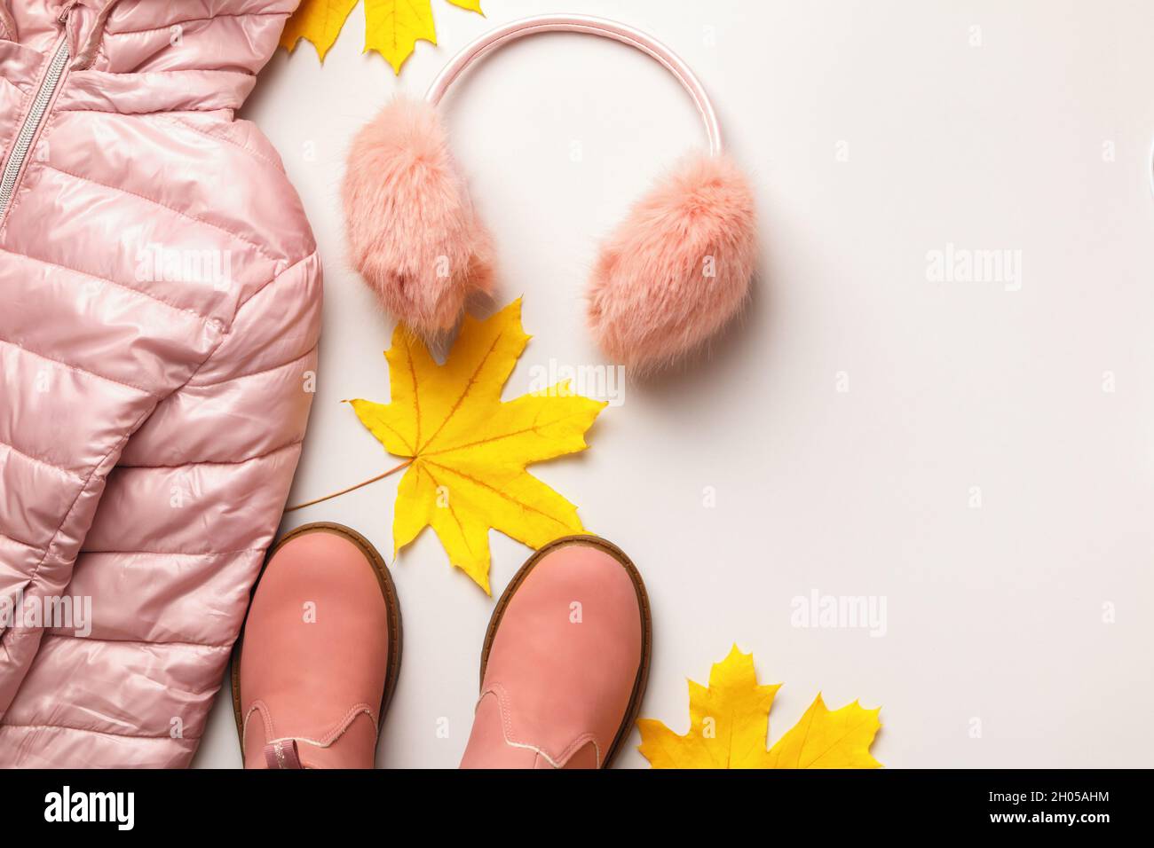 Un ensemble de vêtements chauds automne-hiver sur fond blanc.Veste bottes casque.Espace de copie de la vue de dessus de la pose à plat Banque D'Images