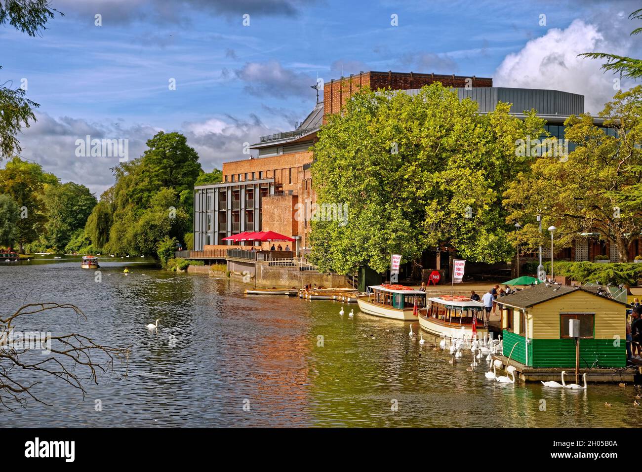 River Avon et le Royal Shakespeare Theatre de Stratford-upon-Avon, Warwickshire, Angleterre. Banque D'Images