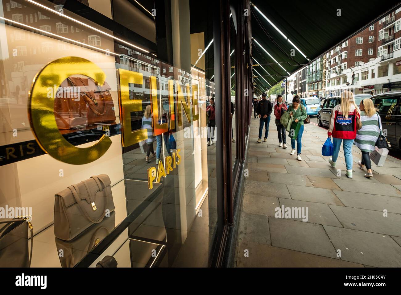 Londres- octobre 2021 : sacs à main Céline Paris à la fenêtre de Harrods à Knightsbridge Banque D'Images