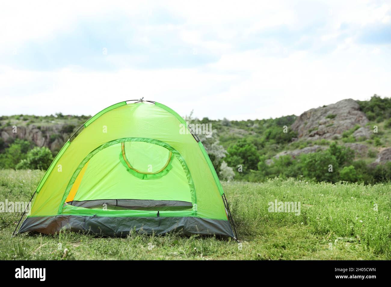 Petite tente touristique dans le désert.Saison de camping Photo Stock -  Alamy